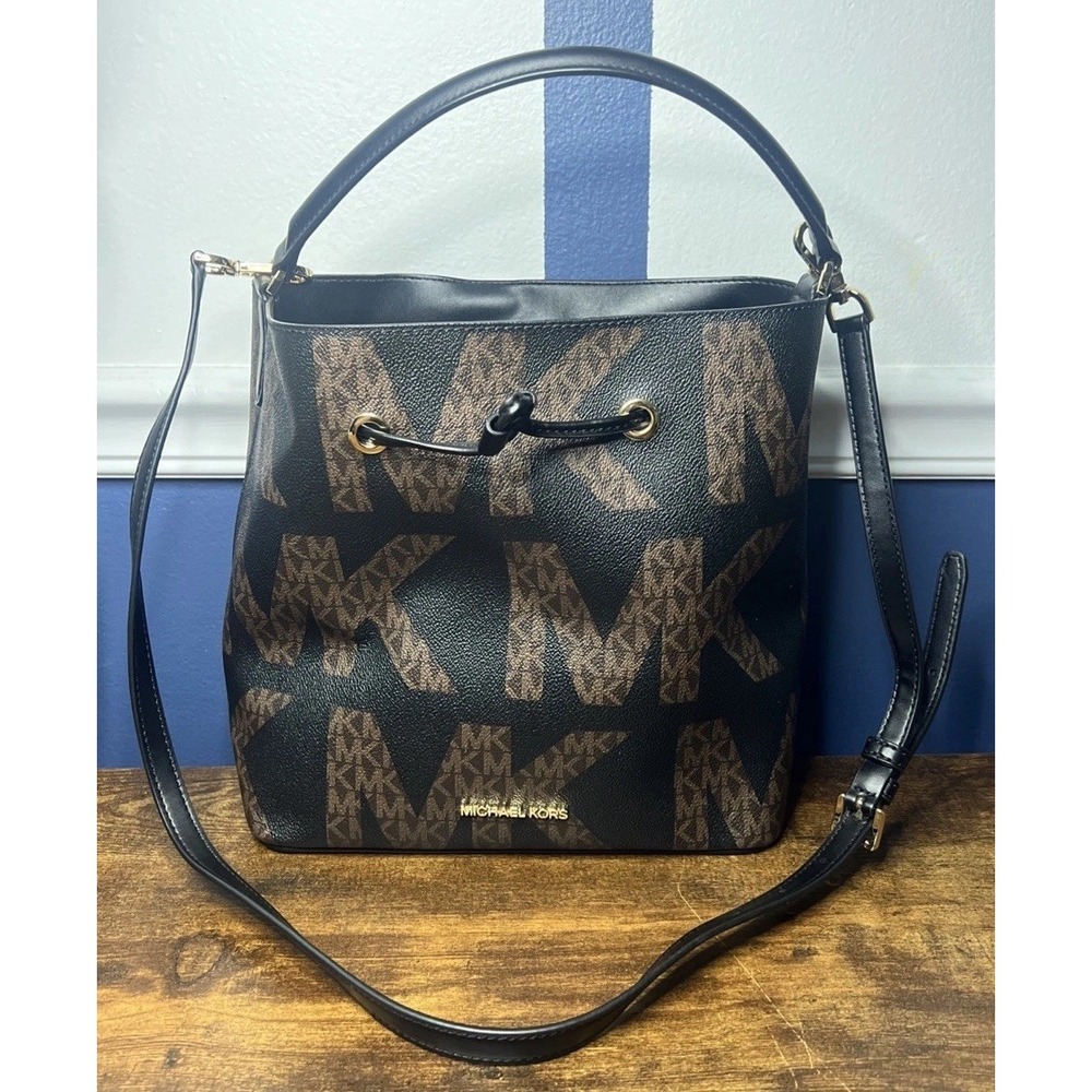 MICHAEL KORS SURI MEDIUM BUCKET CROSSBODY/SHOULDER BAG GRAPHIC BROWN BLACK LOGO